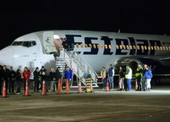 Avión con 115 migrantes varados en frontera de Chile parte a Venezuela