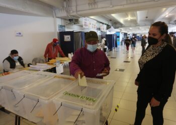 Chilenos eligen redactores de nueva constitución