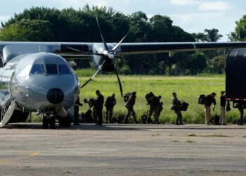 Fuerzas Militares de Colombia buscan a los niños perdidos con reflectores y altavoces
