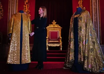Oro y bordados, las prendas ceremoniales para la coronación de Carlos III