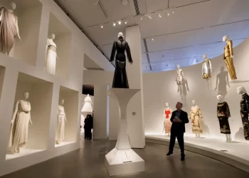 El Met reúne el legado de Karl Lagerfeld, diseñador “erudito” y empresario de moda
