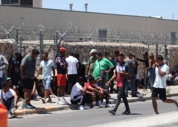 Miedo y esperanza de un trato justo empujan a migrantes venezolanos a entregarse en El Paso