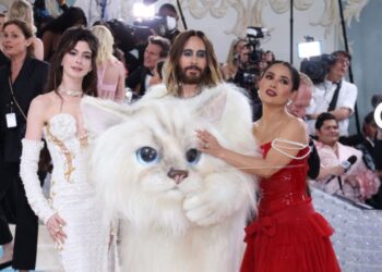 Los famosos recuerdan y emulan a Karl Lagerfeld en una elegante Met Gala (+Fotos)