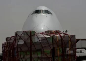 Llega a Sudán la primera entrega internacional de ayuda de la OMS por vía aérea