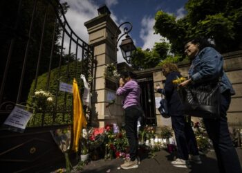 Fans homenajearon a Tina Turner con flores y velas en Suiza