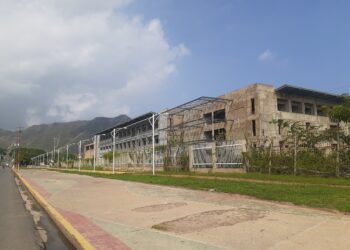 A casi 11 años de haberse iniciado su construcción, el hospital de Guanta aún no ha recibido a su primer paciente