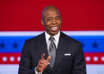 Alcalde de Nueva York propone pago de 100 dólares para quienes reciban migrantes en su casa