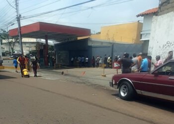 La gasolina en el interior del país se paga con tiempo y calidad de vida