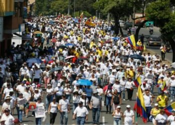 Opositores colombianos protestaron contra las reformas impulsadas por Petro
