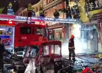 Al menos 31 muertos por explosión que arrasó un restaurante en China