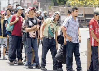 Llega a Los Ángeles autobús con 42 migrantes que viajaron desde Texas