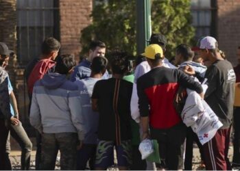 Florida guarda silencio sobre envío de inmigrantes venezolanos y colombianos a California