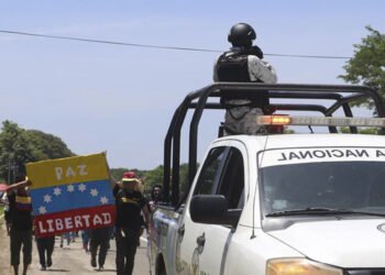 Haitianos y africanos se unen a caravana migrante de venezolanos que va rumbo a EE.UU desde México