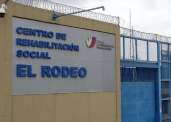Hallan a tres presos ahorcados en dos cárceles de Ecuador