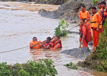 Incesantes lluvias dejan al menos 14 muertos en India