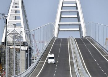 Rusia suspende provisionalmente el tráfico en el puente de Crimea