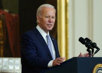 Legisladores piden a Biden otorgar permisos de trabajo a más migrantes indocumentados