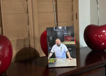 El chef Armando Bianchini presenta su libro “Comiendo, viajando y gozando”