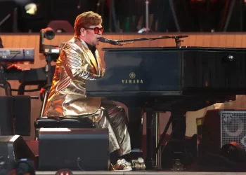 El cantante Elton John se despide de los escenarios tras “52 años de pura alegría tocando música”