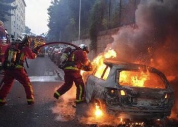 Al menos 96 detenidos y 255 coches quemados en la noche de la fiesta nacional francesa