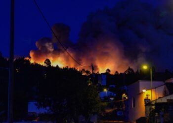 El incendio de La Palma ralentiza su avance, pero ya ha entrado en los límites del Parque Nacional