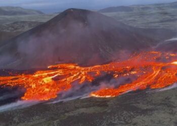 Volcán entró en erupción en Islandia y las autoridades crearon zona de seguridad
