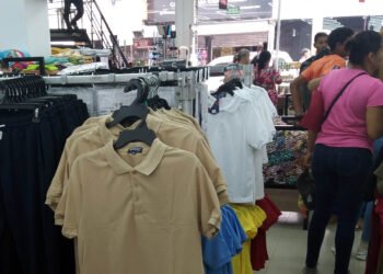 Tras gastos en graduaciones surge otro dolor de cabeza para padres: la compra de útiles y uniformes