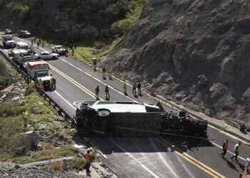 Autoridades confirman que 15 mexicanos y un venezolano murieron en accidente en Oaxaca