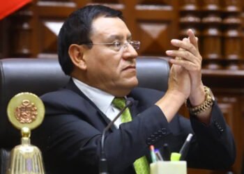 Presidente del Parlamento peruano pide investigación de la comisión de ética por denuncias