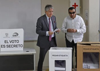 Lasso dice que Ecuador llega a elecciones en "momento complejo" y pide respetar resultados