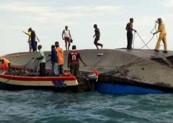 Mueren 13 personas, 11 de ellas menores, en el lago Victoria tras hundirse dos canoas