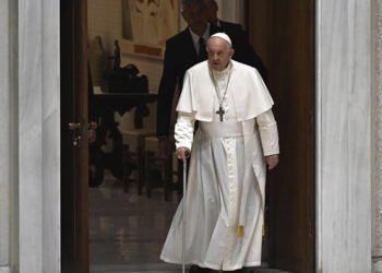 El papa llama a los periodistas a combatir la desinformación y la "coprofilia" actual