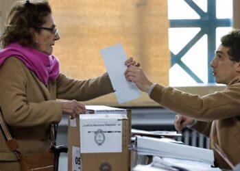 Abren los centros de votación para las elecciones primarias en Argentina