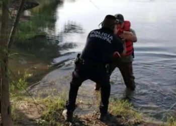 Rescatan a dos bebés y sus madres venezolanas en el río Bravo