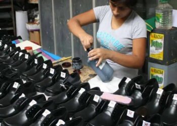 Entre 12 y 26 dólares cuesta un par de zapato escolar hecho en Venezuela