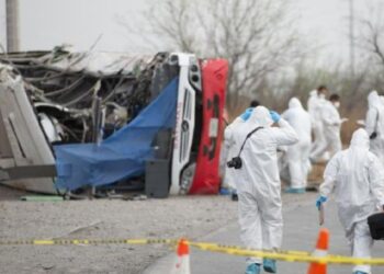 15 muertos dejó choque de un autobús que transportaba venezolanos en México