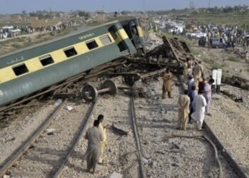 Sube a 30 el número de muertos y 80 heridos por descarrilamiento de un tren en Pakistán