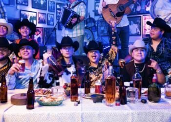 Bueno y Grupo Firme unieron talentos en el hit "entre botellas" (+Video)