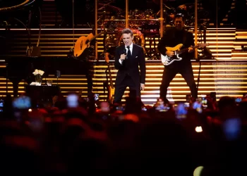 Ciudadanos hicieron cola para adquirir entradas al Luis Miguel Tour en Caracas (+Video)
