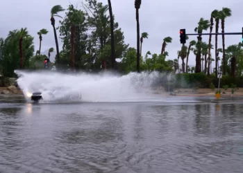 Continúa la alerta de posibles “inundaciones catastróficas” en California por Hilary