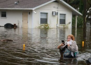 Carreteras y calles inundadas, cortes de energía: Florida brega con las secuelas de Idalia