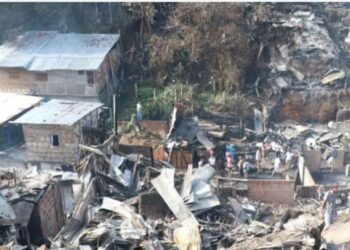 Voraz incendio en oeste de Colombia deja más 250 damnificados y 60 viviendas destruidas