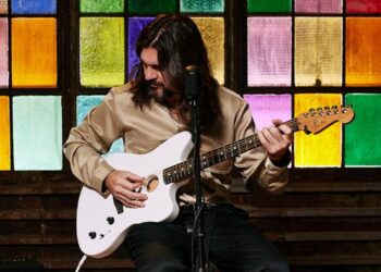 Juanes celebra su cumpleaños con una guitarra en su honor