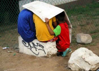 Niños ocultan el dolor de la migración jugando, mientras sus padres piden más solidaridad