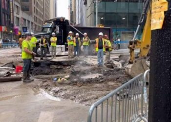 Rotura de una tubería de agua  inunda calles y metro de Times Square, Nueva York
