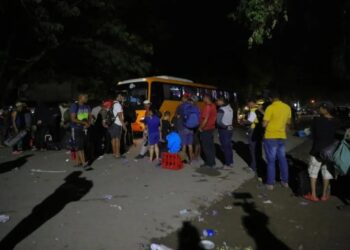1.300 migrantes, en su mayoría venezolanos, salen de Honduras hacia la frontera con Guatemala