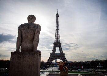 Evacúan la Torre Eiffel y sus alrededores por una alerta de bomba