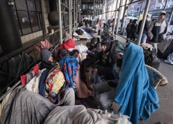 Nueva York amplía estado de emergencia por crisis migratoria entre protestas vecinales