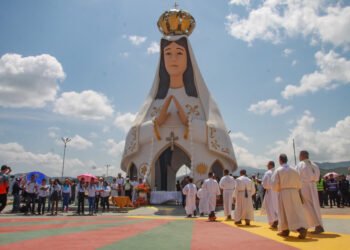 Carupaneros celebraron a la Virgen del Valle en su nuevo monumento, el más grande del país