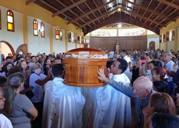 <strong>En medio de un homenaje masivo Carúpano despidió al párroco Giorgio Bissoni</strong>